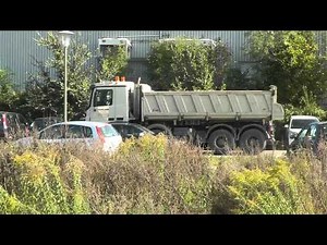 Ein Mercedes Benz Actros 8x8 Kipper LKW