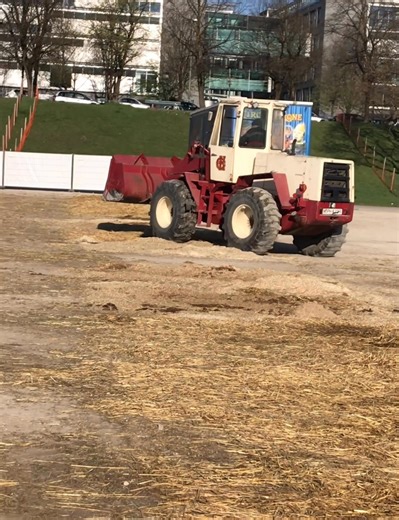 "Gross reinemachen" Circus Krone 2019 auf der Müncher Theresienwiese. #münchen #circo #krone #top #stroh #theresienwiese #cirque #meinecircuswelt #festplatz #sauber #reinigung #radlader #müllwagen #zirkusaeros #zirkus #müll #mist #circuskrone #circus | Meine Circus Welt