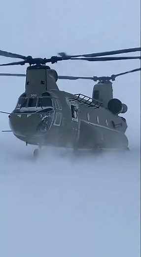 CH-47 Chinook ENGINE STALLS in Arctic Whiteout — Emergency Landing Fail 😱❄️