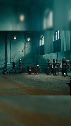 Sucker Punch Movie Clips: Mundo Surreal