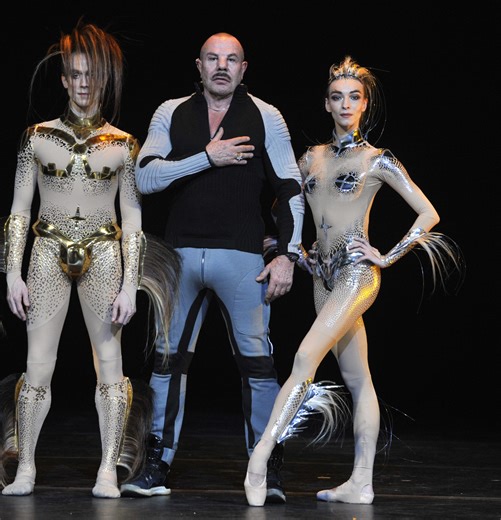 Thierry Mugler, Fashion’s King of Alien Couture, Is Dead at 73