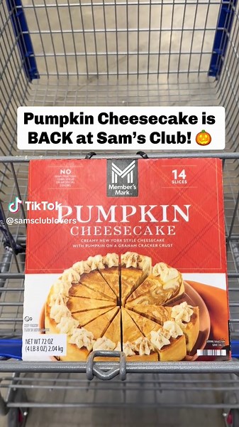 🎃OMG YES! This delicious Pumpkin Cheesecake was a huge hit last fall! It features pumpkin swirls and pumpkin spice, all held up by a yummy graham cracker crust. #samsclub #pumpkincheesecake #cheesecakes