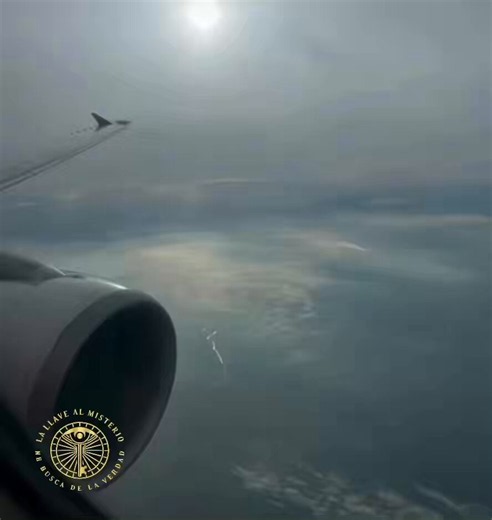 🧐¿ QUIEN SABE QUÉ ES ESTO…?Imagina estar volando a muchos kilómetros sobre la Tierra. Todo ya se siente irreal, como si estuvieras en otro mundo…Y de pronto, un pasajero levanta el teléfono y captura algo que parece sacado de una película.Patrones extraños que se forman en las nubes, reflejos imposibles en las ventanillas, luces y fenómenos en el cielo que desafían toda explicación.Momentos que te dejan con la piel de gallina, cuestionando todo lo que creías saber.¿Realidad distorsionada… o alg