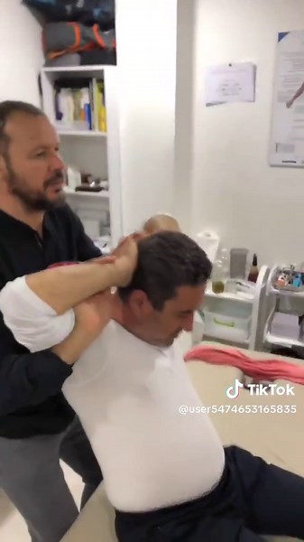 #chiropractictherapy تقويم الفقرات الصدرية هو جزء من التقويم الطبي أو الفحص السريري الذي يهدف إلى تقييم صحة الجهاز الهيكلي والعظام، وخاصة الفقرات الموجودة في منطقة الصدر. يُستخدم هذا التقويم لتحديد أي مشاكل أو إعاقات قد تؤثر على المريض، مثل التشوهات، الانزلاقات، أو الآلام المزمنة. خطوات تقويم الفقرات الصدرية: 1. **التاريخ الطبي**: جمع معلومات حول الأعراض الحالية، التاريخ الطبي السابق، وأي إصابات سابقة. 2. **الفحص البدني**: - **التحقق من الموقف**: النظر إلى وضع الجسم لتحديد أي انحناءات غير طبيعية