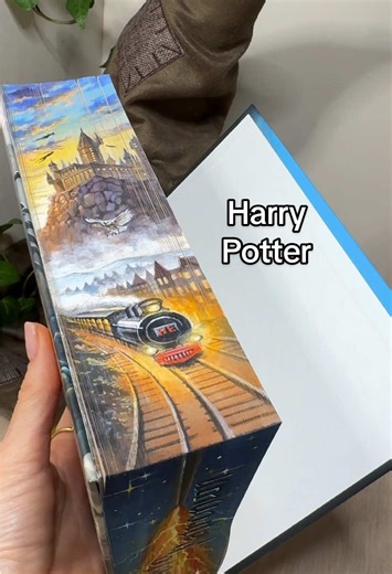 My second version of “Harry Potter and the Goblet of Fire” fore edge painting. I wanted to add a little touch of magic 🪄 ✨ Harry Potter e il Calice di Fuoco, italian edition #harrypotter #booktok #fantasybooks #artwork #гаррипоттер