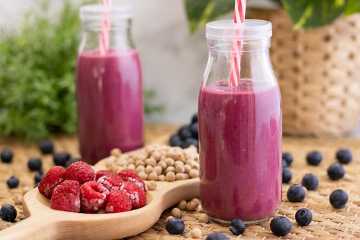 Cette recette de smoothie protéiné aux fruits rouges est aussi délicieuse qu’efficace pour garder la ligne