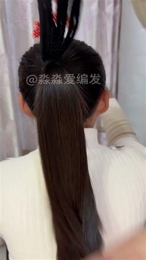 For the Lantern Festival, tie your child's hair in a red embroidered butterfly ponytail