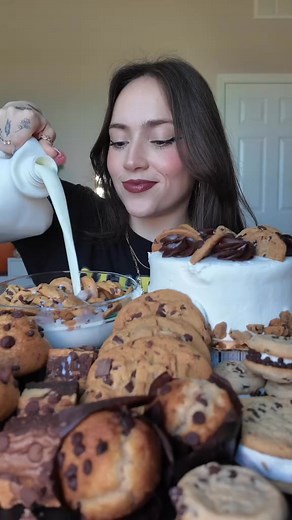 chocolate chip cookie desserts mukbang 🍪 do you prefer chocolate chip or chocolate chunk cookies?? #chocolatechipcookie #cookies #chocolate #mukbang #fyp | Hallieis Eating