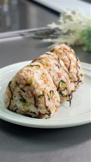 The umami of salted kelp makes it incredibly delicious! An endlessly versatile onigiri recipe #sa...
