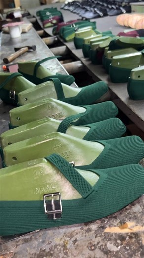 These aren’t just hype — they’re seriously comfortable shoes that everyone’s going crayyyyy crayy for! #themariakimcollection #plussize #walkingshoes #comfortableshoes | The Maria Kim Collection