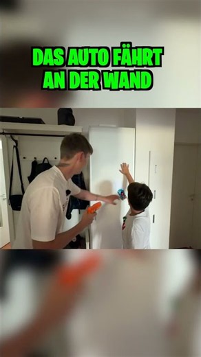 DAS AUTO FÄHRT AN DER WAND