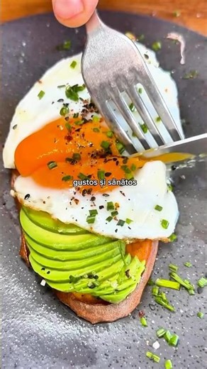 Mic dejun sau cină sub 300 kcal. Cu cartof dulce și ou.