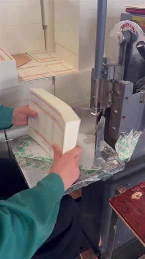 As a professional source factory with years ofexpertise in student stationery,exercise books andnotebooks, we only use eye-protective, fluorescent-free paper.The paper is soft and non-glare, gentle on eyes even during long hours of studying and problem-solving.Featuring premium binding techniques-stitch binding & sturdy perfect bindingthenotebooks open smoothly and pages stay securely in place.We use thick, bleed-resistant paper that works perfectly with gel pens and fountain pens, with no ink f