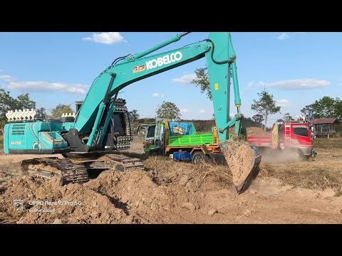 The soil is easy to find thanks to the backhoe operator's skills. Awesome, P'Ton!