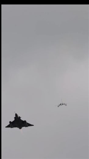 @couteaudelta mirage-2000 Lead & no 2 loosing altitude and applying air brake to reduce speed followed by a zoom up. Fact check: Here are the points explaining the Mirage 2000's lead and wingman losing altitude followed by an airbrake and zoom up procedure: 1. Initial Loss of Altitude: The lead and wingman Mirage 2000s lose altitude while performing a tactical maneuver. This is due to the aircraft's delta-wing design, which is inherently unstable and requires fly-by-wire controls to maintain sta