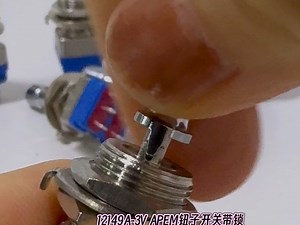 12149A-3V APEM钮子开关带锁 双极 3档自锁保持ON OFF ON安装孔12mm 焊片焊接端子6个 手柄提拉式 锁定杆防触