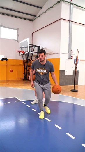 El “Behind the back” hacia adelante es letal si sabes cómo usar tu cuerpo 👀👀