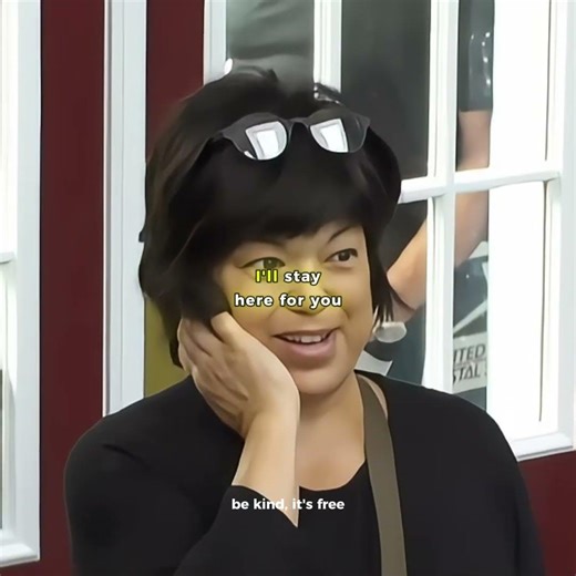 She Chose To Stay And Help The Woman 👏🫶 #bekind #emotional #reaction #kindness #socialexperiment