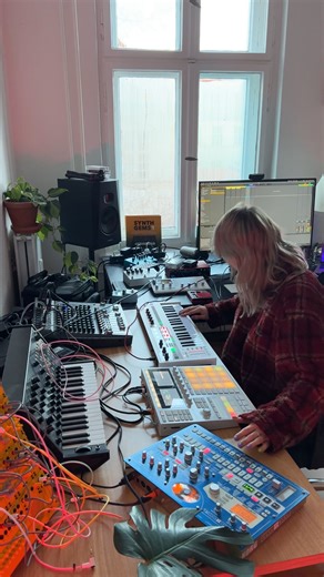 Explore the blossoming sounds of HYPHA with Nadia Struiwigh! 🎶 Grab it for free here until January 16: bit.ly/3FWA6Za | Native Instruments