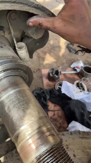 Wheels hub spring fixing skills #automobile #mechanic