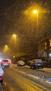 ❄ Commuters rush home as snow starts to hit Birmingham You can keep up-to-date with all things snow in our live blog. Link in the comments! | BirminghamWorld