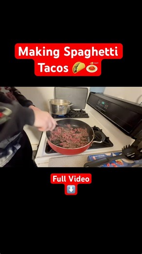 Making Spaghetti Tacos From iCarly 😂👨🏻‍🍳#icarly #spaghetti #cooking #mbmboys