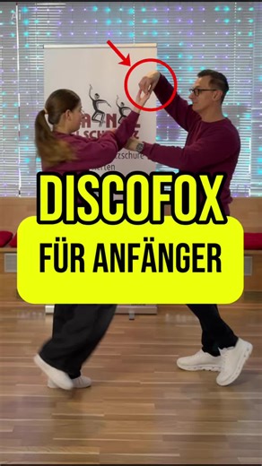 💃🏻🕺🏻 DISCOFOX für Anfänger 👨‍👧 Vater–Tochter TUTORIAL 👉 „Die Überraschungs-Kombi” ⠀ Körbchen, Schal, Kerze und Drehung mit gekreuzten Händen – vier Figuren, die nahtlos ineinander übergehen. ⠀ Achte auf den Übergang nach der Kerze – genau hier passiert etwas, das die meisten so noch nie gesehen haben. ⠀ Wenn es klappt, sieht die Kombination aus wie pure Eleganz auf der Tanzfläche. ⠀ #discofox #discofoxlernen #tanzenlernen #TanzBeiSchwarz #VaterTochterTutorial​​​​​​​​​​​​​​​​