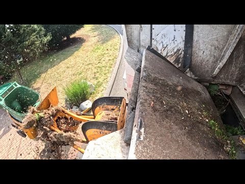 Split Body Freightliner M2 Labrie Automizer Flying Through Summer Trash and Compost!