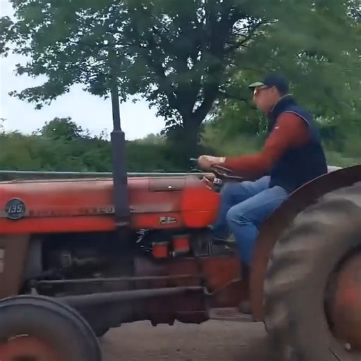 Look at these beautiful vintage agricultural machines . Looks like they still got some life left in 'em! 💪 🚜 📹 Archers Vintage Tractor Run | FarmingUK