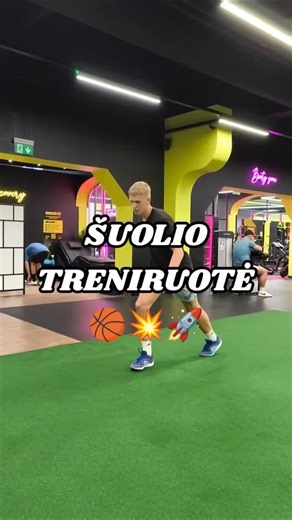 VERTIKALUS ŠUOLIS 💥🚀 Aukštas vertikalus šuolis rodo, kaip efektyviai tavo kūnas geba sukurti ir išlaisvinti jėgą nuo pėdos iki klubų, per visą kinetinę grandinę 😍 Tai reiškia ne tik daugiau „highlightų“, bet ir geresnį pirmą žingsnį, stabdymo kontrolę bei krypties keitimo galimybes 🏀 #krepšinis #šuolis #pratimai #sportas #firststep #vertical | Dominykas Bartusevičius