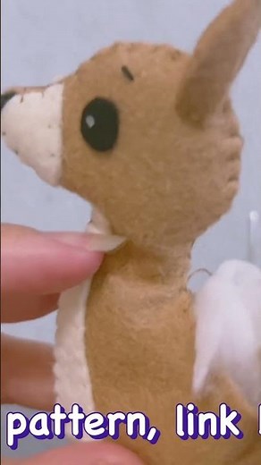 Hand sewing Kangaroo Australia animal felt stuffed toy. Easy diy kangaroo. #kangaroo #plush #diy