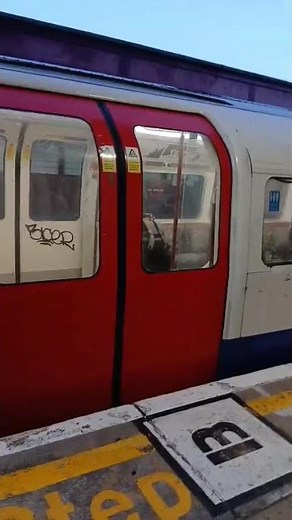 Bakerloo line Door opening