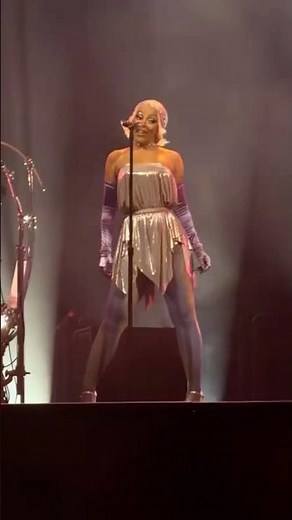 Doja Cat performing “Woman” in Lyon, France. 🇫🇷