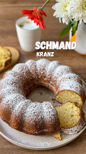 Der fluffigste Rührkuchen, den ich je probiert habe! So einfach und so gut – dieser Kuchen ist ein Muss! Er ist superschnell gemacht, wunderbar saftig und bekommt durch etwas Zitrone eine frische Note. Unbedingt abspeichern – und ausprobieren! Wenn du das Rezept brauchst, findest du hier: Zutaten: - 150 g Zucker - 150 g weiche Butter - 3 Eier - 200 g Schmand - 250 g Mehl - 1 Pck. Backpulver - Abrieb 1/2 Zitrone - 1 EL Zitronensaft Zubereitung: 👩🏼‍🍳 Backofen auf 175° Ober-/Unterhitze vorheizen