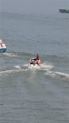 যাত্রী নিয়ে দুর্দান্ত গতিতে ছুটে যাচ্ছে