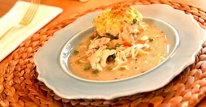 Dealing with cold, weather? Need a dish that feels like a warm cozy blanket at the end of the day? This one is it! Chicken and Biscuits Casserole will fix you right up! It's so good you'll be craving it for breakfast the next day! Lol! PRINT RECIPE HERE: https://entertainingwithbeth.com/chicken-and-biscuits/ | Entertaining with Beth