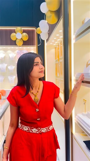 Heer | Dubai Blogger | | Shine brighter with India’s No.1 lightweight jewellery brand now in Dubai ✨👑 Planning to buy gold or diamonds? This is your sign to stop... | Instagram