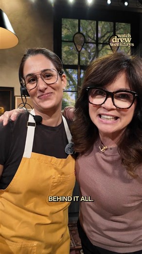 Our food stylist, Lauren, is cooking up Pumpkin Spice Meatballs backstage! Here's the simplified recipe: 2 cans (15 oz each) pure pumpkin purée (not pumpkin pie filling) 1 cup apple cider (or apple juice) ½–¾ cup brown sugar, to taste ¼ cup maple syrup 1 tbsp lemon juice 1½–2 tsp pumpkin pie spice (depending on how cozy you’re feeling) Pinch of salt Splash of vanilla extract (for that bakery warmth) 1. Stir everything together 2. Simmer over medium heat. Lower the heat and cook uncovered for 2 h