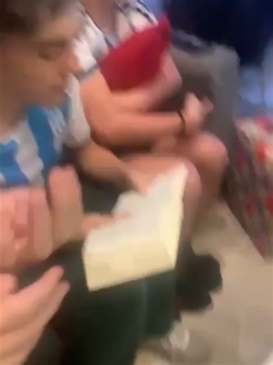 🇦🇷😂 Un hincha argentino se puso a leer la Biblia en los minutos finales del partido entre Argentina y Egipto... ¡Y JUSTO LLEGÓ EL GOL DE ENZO FERNÁNDEZ! 📹 X / ElBuni #FIFAWorldCup #TikTokDeportes