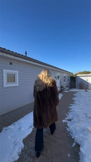 Åbent hus ~ Elegant kvalitetsvilla med Øresund og skoven som en del af nærmiljøet☀️⛄️🌳🐶 Vi holder åbent hus d.1 marts - Husk tilmelding!📩 På en attraktiv og fredfyldt vej i Ålsgårde finder I dette charmerende dobbelthus. Beliggenheden er ideel for familier, med kort afstand til alle dagligdagens fornødenheder og naturskønne, grønne omgivelser. Huset er super indrettet med et rummeligt og stilfuldt opholdsrum i forskudte niveauer, loft til kip og gulvvarme i hele boligen. Dertil har huset tre 