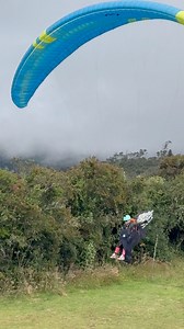 Un top landing con mi Floton🥹. Al inicio me costó adaptarme a esta vela pero ahora me encanta y quiero hacer más cross, seguir haciendo kms. Pero Uds que creen: ¿se aprende más en competencias o volando solo? …………………………………………………………………………………………. #parati #parapentecolombia #paraglidinggirls #foryouシ #paragliderpilot #paraglidinglove #paraglider #colombia #paragliding #landing #ozone | Ailyn González