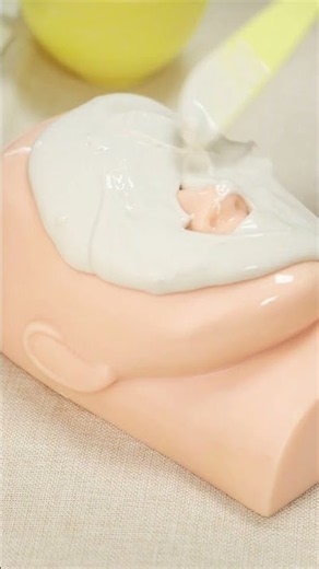 Hydrating modeling mask repairs dry skin and delivers long-lasting moisture
