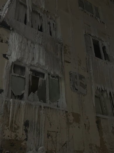 This is not CGI and not a movie. Norilsk has frozen to cosmic cold — temperatures down to −70°C. The city now looks like a dead planet. Dead animals are being found in courtyards.