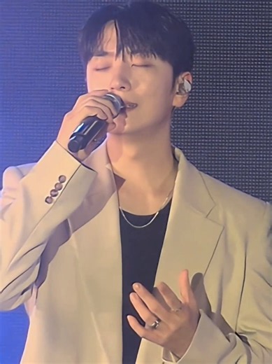 La profundidad del bajo de Woo-rim le da una base majestuosa a la canción, mientras que las notas altas de Hyung-ho te elevan el alma. ¡Qué combinación tan letal! #forestellacrossover👑 #bohemianrhapsody #forestellacovergroup #forestellafanforever #forestella_soopbyeol