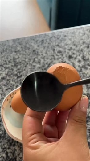 Vive Fit on Instagram: "🕒 ¿EL HORARIO DE TU COMIDA ESTÁ ARRUINANDO TUS RESULTADOS? 🍎 Muchos creen que para ver cambios físicos solo hay que contar calorías, pero la ciencia de la crononutrición nos dice algo distinto: EL MOMENTO LO ES TODO. Si te sientes cansado a media tarde, si te cuesta dormir o si sientes que tu metabolismo está “estancado”, es muy probable que estés comiendo el alimento correcto en el momento equivocado. 😱 💡 El “Timing” Perfecto para tu Cuerpo: 1. LA MAÑANA (Energía Pur