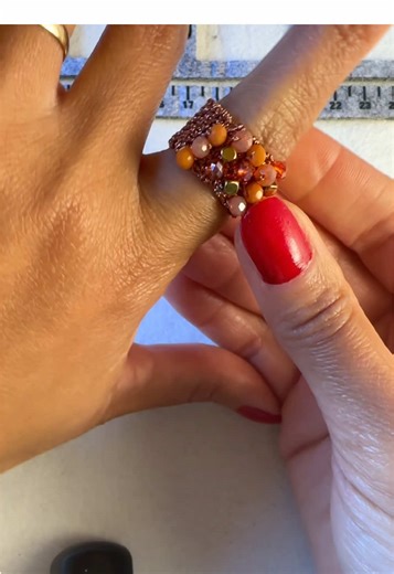 Realizza un anello con cristalli e uncinetto