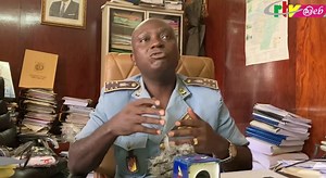 Un présumé malfaiteur surnommé « homme araignée » pour son aptitude à grimper à mains nues les édifices jusqu’à des niveaux insoupçonnés, arrêté à Yaoundé et présenté à la presse ce 3 novembre. Le jeune homme âgé de 17 ans seulement a eu à cambrioler ainsi pas moins de sept ministères, le siège de la Cour d'Appel du Centre, le Conseil régional du Centre et d’autres structures privées. Le Commissaire central N°1 de la ville de Yaoundé, Commissaire Divisionnaire Thierry Medou, explique ici son mod