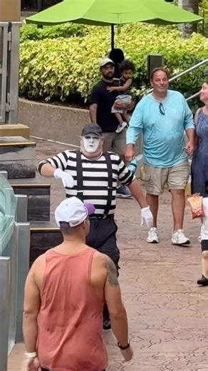 Tom the Mime Has No Chill 💼🤣 #seaworldmime #tomthemime #funny #shorts