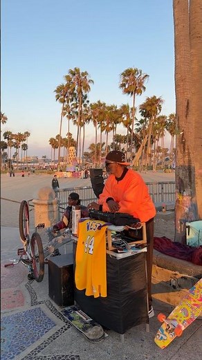 Venice Beach Live on Grind.