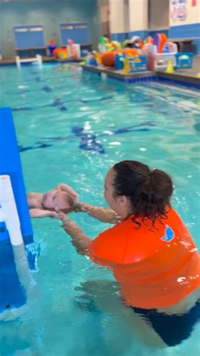 Just turned 1 year old and already learning important swim safety skills … with all SMILES! 🩵🐳💦 While learning to swim isn’t always a tearless process (fear is a natural human response!) it shouldn’t be traumatic. Come see how we use a developmental approach to swimming at Little Whale 🩵🐳💦 📲 link in BIO | Little Whale Swim School